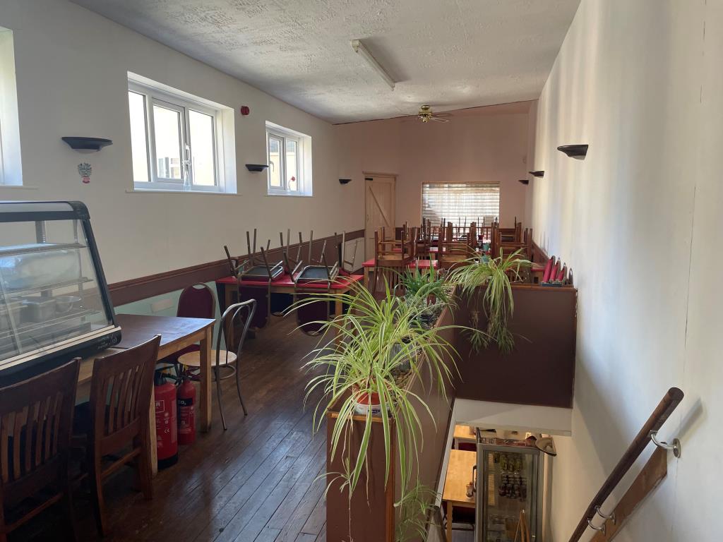 Lot: 8 - FREEHOLD TOWN CENTRE CAFÉ FOR INVESTMENT - Dining area